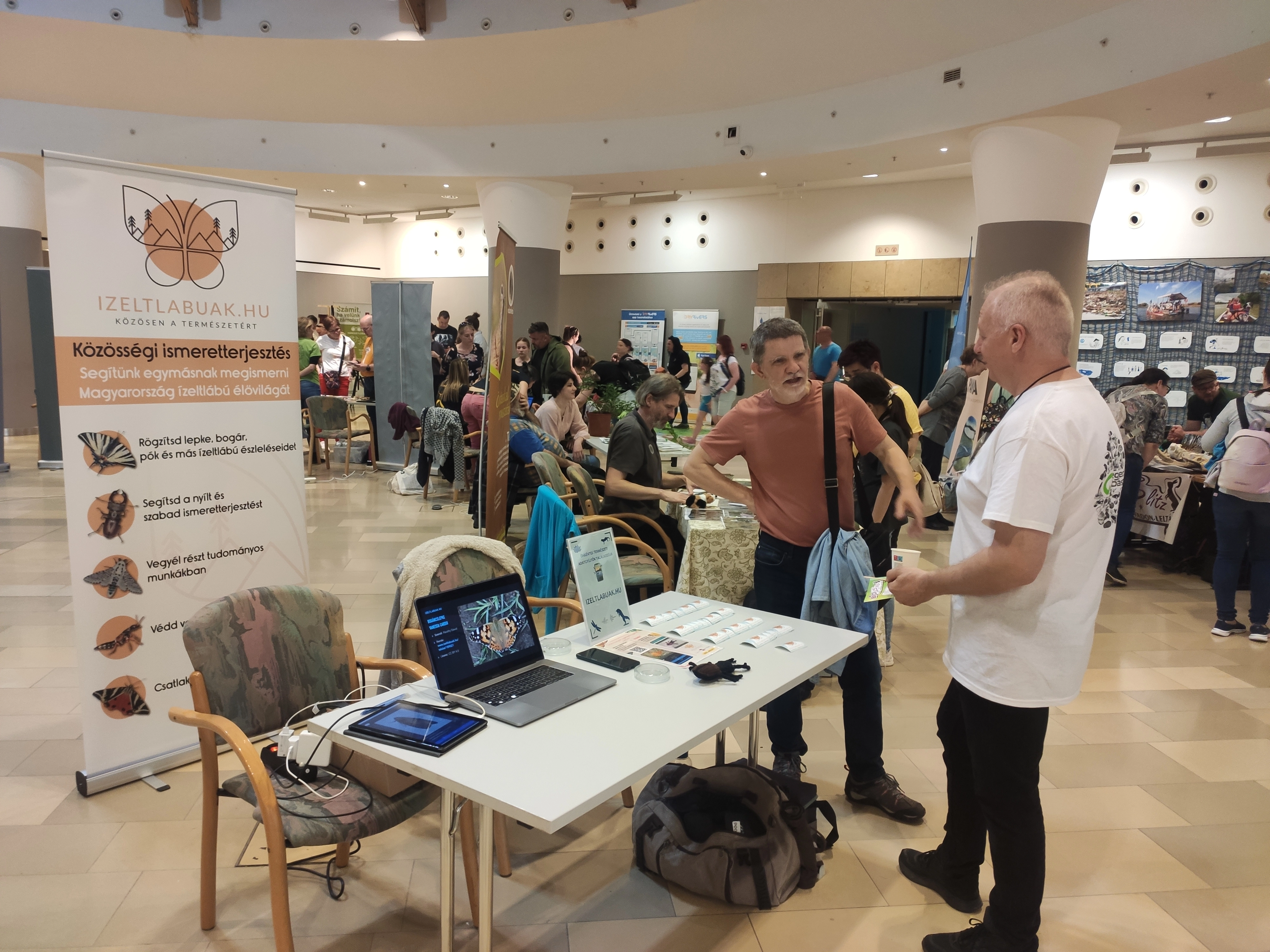 A stand látogatókkal